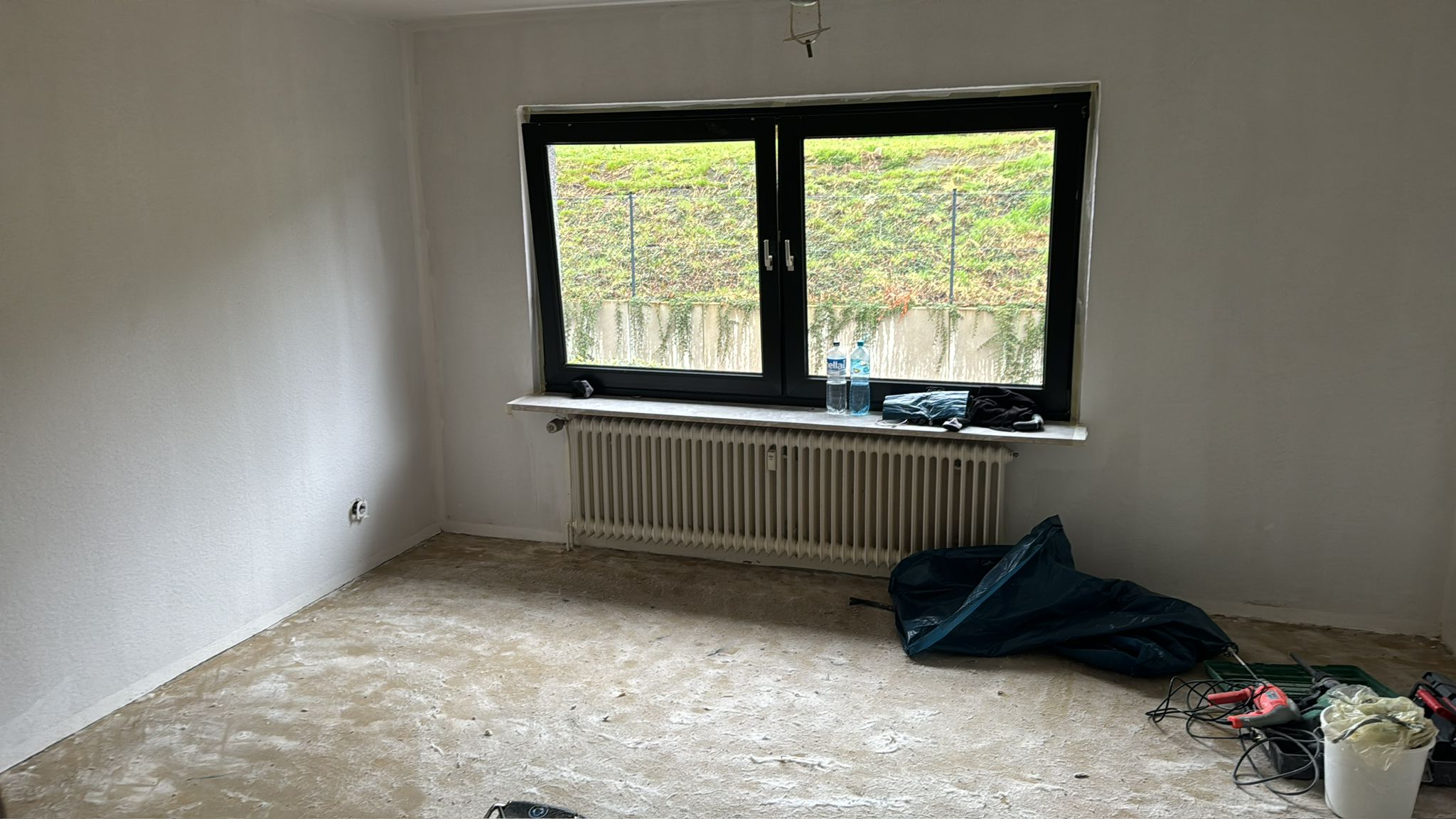 Sauberer leerer Raum nachher